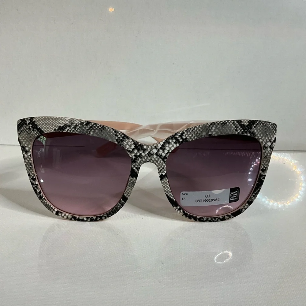 Elegant Snake Print Sunglasses with Pink Accents